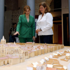 Mar Sancho y Margarita Torres, ayer en la exposición en el Palacio del Conde Luna. MARCIANO
