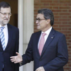 El jefe del Gobierno, Mariano Rajoy (i), y el presidente de la Generalitat, Artur Mas, conversan momentos antes de la reunión que han mantenido en el Palacio de la Moncloa.