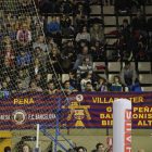 Arriba, afición culé. Abajo, jugadores del Ademar en la grada.