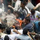 Los palestinos sacan de entre los escombros a un palestino muerto en el derrumbamiento del edificio