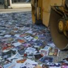 Una máquina apisonadora destruye discos piratas incautados por la policía en León