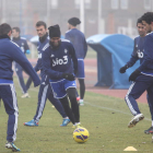Helder (c) y Mateo (d), durante un entrenamiento de la Deportiva en el Colomán Trabado.