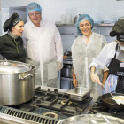 Silván en su visita a un curso de cocina en la Escuela Municipal de Hostelería. FERNANDO OTERO PERANDONES