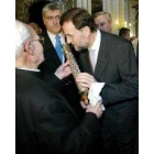 Mariano Rajoy besa la reliquia de San Valero, ayer, en Zaragoza