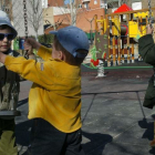 Niños jugando en el parque infantil de Villaquilambre, que posee un área de caucho.