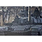 Los rebeldes rusos montado en un tanque en Lugansk.
