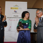 José Antonio de Paz, Ana Gaitero y Fernando Aller, en el acto de entrega del premio a la periodista leonesa.