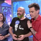 Los hermanos Óscar (con la barba teñida de amarillo) y Lucía, del equipo de los Díaz, ganadores del bote de 198.000 euros de Pasapalabra en familia (Tele 5). /
