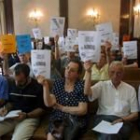 Foto de archivo de los vecinos del Barrio Húmedo en una protesta en el Ayuntamiento por los ruidos