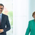Pedro Sánchez con Angela Merkel. HAYEUNG YEON