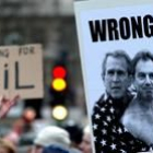 Un grupo de manifestantes protesta en Londres en contra de la guerra contra Irak