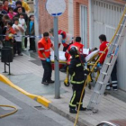 La imagen muestra un momento del rescate de la mujer herida en la entreplanta de la calle Escudero M