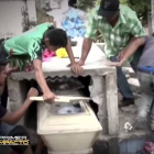 Captura del vídeo en el que se ve a la familia de Neysi Pérez rompiendo la tumba de la joven después de que su marido alertara de había escuchado gritos que provenían del interior.