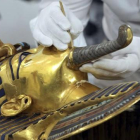 Imagen de la máscara de oro del faraón Tutankamón durante el proceso de restauración iniciado en el Museo Egipcio de El Cairo.
