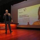 El neurólogo Adrián Ares durante la conferencia sobre la migraña en León.