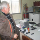 Clemades Rodríguez en el consistorio de Carucedo, donde hace unos días entraron a robar.