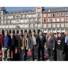 El empresario estadounidense, cofundador de Microsoft, Bill Gates, fotografiado ayer junto a varios representantes de ONG españolas en la plaza Mayor de Madrid.