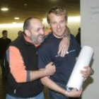 El montañero vitoriano Juan Oiarzabal, a la izquierda, junto al alpinista leonés Jesús Calleja