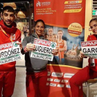 Saúl, Nuria y Marta con sus dorsales del Europeo. GASPAR LUNA