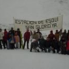 Los participantes en la jornada reivindicativa de San Glorio posan para el Diario de León