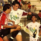 Mikel Arruabarrena, a la izquierda, en un partido ante la Cultural en el Reino de León.