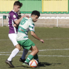 El virginiano Abel controla un balón ante la oposición de un rival. MARCIANO PÉREZ