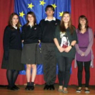 Un momento de la gala europea en el salón de actos del colegio Divina Pastora.