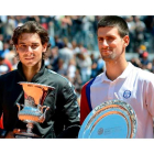 Nadal posa junto a Djokovic con el trofeo de campeón.