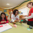 Mónica, en el centro, es la tutora de los tres alumnos de la escueka rural de La Granja de San Vicente, perteneciente al CRA de Torre del Bierzo