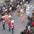 La comparsa «Las marionetas de La Poza», durante el recorrido.