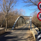 Imagen actual del puente de Villafer, con señales limitadoras de peso y altura de vehículos. DL