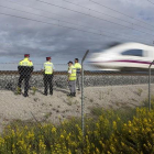 Un tren AVE circula en el punto donde se produjo el sabotaje, en La Granada del Penedés.