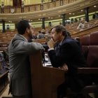 El socialista Antonio Hernando (izquierda) y el popular Rafael Hernando conversan en el hemiciclo del Congreso.