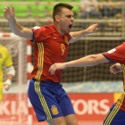 Lozano celebra con Miguelín tras marcar ante Kazajistán