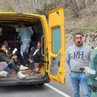 Los cuatro ocupantes y el conductor en imagen de la Guardia Civil. DL