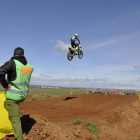 Uno de los voluntarios ayudando en una prueba de motocross en el circuito Los Cucharales. DL