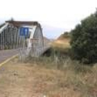 Imagen del puente de hierro de Sopeña que la plataforma vecinal exige conservar in situ