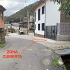 La pareja denunciante asegura que se ha limitado a cubrir la acequia con al losa de hormigón que el Ayuntamiento les pidió que colocaran para acceder a la vivienda. Pero la CHMS no solo ha denegado la petición para taparla, como ocurre con otras nueve viviendas del Camino de la Fuente de Toral de Merayo, sino que ha impuesto una multa por haber realizado ya la obra. DL