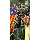 Un grupo de independentistas catalanes se manifiestan.
