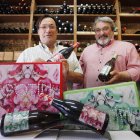 Los hermanos Miguel Ángel y Jesús Casares, en la vinoteca de República Argentina.