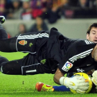Roberto, ante Messi, en la temporada 2011-12, cuando el portero jugaba en el Zaragoza.