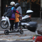 Un patinete eléctrico, en el centro de Barcelona.