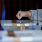 Una persona introduce su voto en una urna durante unas elecciones. ALBERTO VALDÉS