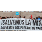 Los mineros exhiben la pancarta principal de la concentración ante la sede del PP de León, en el Paseo de Salamanca
