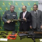 El delegado del Gobierno en Castilla y León, acompañado por mandos de la Guardia Civil, ayer.