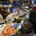 Dos imágenes de ayer del nuevo supermercado de Gadis de Valencia de Don Juan. JESÚS F. SALVADORES