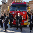 Luis Jiménez y su hijo Bili junto a algunos de los alumnos que comparten con estos dos hombrs Guinness la experiencia del kung-fu en la que esta familia astorgana es un referente