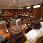 Vista general de salón de sesiones del Ayuntamiento de Ponferrada, ayer, en el acto. L. DE LA MATA