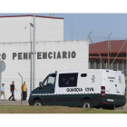 Un furgón de la Guardia Civil traslada a una persona reclusa a Villahierro. JESÚS FERNÁNDEZ SALVADORES