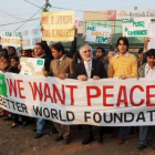 Estudiantes pakistaníes portan una pancarta en una marcha pacífica
